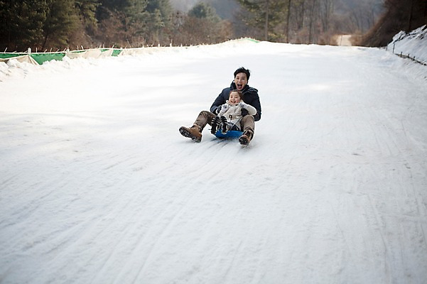 포토 JPG 주간 전신 여자 남자 딸 어린이 겨울 가족 웃음 앉기 성인 야외 두명 앞모습 30대 화목 한국인 가족라이프 아빠 즐거움 썰매 눈썰매장 양평 부녀 국내포토 자연요소 라이프스타일 계절 감정 뷰포인트 컨셉 관계 모션 표정 사람 동양인 장년 경기도 파일형식