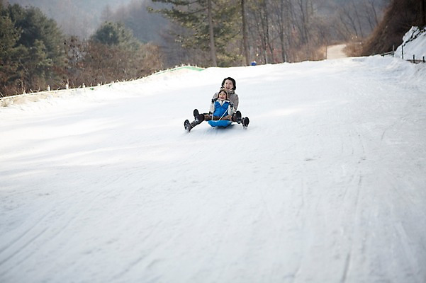 포토 JPG 주간 전신 여자 남자 아들 어린이 겨울 가족 엄마 웃음 앉기 성인 야외 두명 앞모습 30대 화목 한국인 가족라이프 즐거움 썰매 눈썰매장 양평 국내포토 자연요소 라이프스타일 계절 감정 뷰포인트 컨셉 관계 모션 표정 사람 동양인 장년 경기도 파일형식