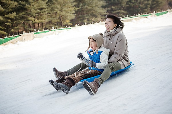 포토 JPG 주간 전신 여자 남자 아들 어린이 겨울 가족 엄마 웃음 앉기 성인 야외 두명 옆모습 30대 화목 한국인 가족라이프 즐거움 썰매 눈썰매장 양평 국내포토 자연요소 라이프스타일 계절 감정 뷰포인트 컨셉 관계 모션 표정 사람 동양인 장년 경기도 파일형식