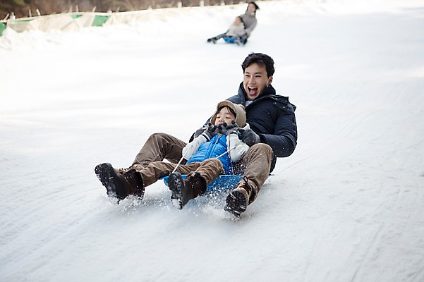 포토 JPG 주간 전신 여자 남자 딸 아들 어린이 겨울 가족 엄마 웃음 앉기 여러명 성인 야외 앞모습 아웃포커스 30대 화목 한국인 가족라이프 아빠 즐거움 썰매 눈썰매장 양평 국내포토 자연요소 라이프스타일 계절 감정 뷰포인트 다수 컨셉 관계 모션 촬영기법 표정 사람 동양인 장년 경기도 파일형식