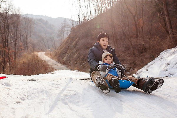 포토 JPG 주간 전신 남자 아들 어린이 겨울 가족 앉기 성인 야외 두명 앞모습 30대 화목 한국인 가족라이프 아빠 숲속 즐거움 썰매 양평 국내포토 자연요소 라이프스타일 계절 감정 뷰포인트 컨셉 관계 모션 사람 동양인 장년 숲 경기도 파일형식
