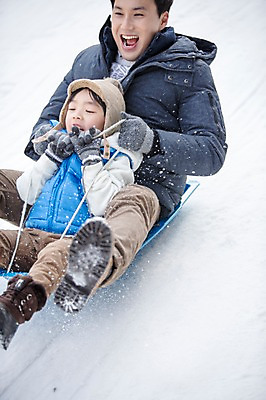 포토 JPG 주간 전신 남자 아들 어린이 겨울 가족 웃음 앉기 성인 야외 두명 앞모습 30대 화목 한국인 가족라이프 아빠 즐거움 썰매 양평 국내포토 자연요소 라이프스타일 계절 감정 뷰포인트 컨셉 관계 모션 표정 사람 동양인 장년 경기도 파일형식