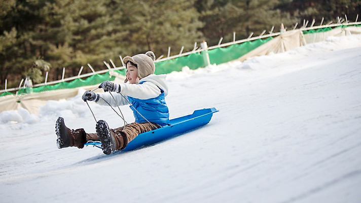 포토 JPG 주간 전신 남자 어린이 겨울 한명 웃음 앉기 야외 옆모습 화목 한국인 가족라이프 즐거움 썰매 양평 소년한명만 국내포토 자연요소 1 라이프스타일 계절 감정 뷰포인트 컨셉 가족 모션 표정 사람 동양인 경기도 남자한명만 소년만 파일형식