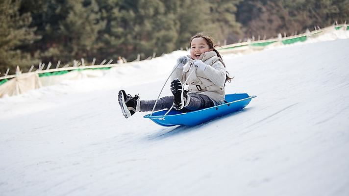 포토 JPG 주간 전신 여자 어린이 겨울 한명 웃음 앉기 야외 옆모습 화목 한국인 가족라이프 즐거움 썰매 양평 소녀한명만 국내포토 자연요소 1 라이프스타일 계절 감정 뷰포인트 컨셉 가족 모션 표정 사람 동양인 경기도 여자한명만 소녀만 파일형식