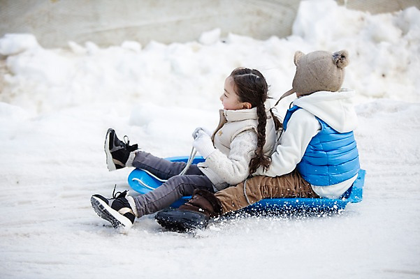포토 JPG 주간 전신 여자 남자 어린이 겨울 가족 웃음 앉기 소녀 소년 야외 두명 옆모습 화목 한국인 가족라이프 즐거움 썰매 양평 어린이만 국내포토 자연요소 라이프스타일 계절 감정 뷰포인트 컨셉 관계 모션 표정 사람 동양인 경기도 파일형식