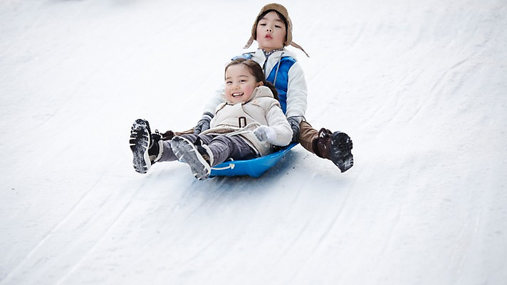 포토 JPG 주간 전신 여자 남자 어린이 겨울 가족 웃음 앉기 소녀 소년 야외 두명 앞모습 화목 한국인 가족라이프 즐거움 썰매 양평 어린이만 국내포토 자연요소 라이프스타일 계절 감정 뷰포인트 컨셉 관계 모션 표정 사람 동양인 경기도 파일형식