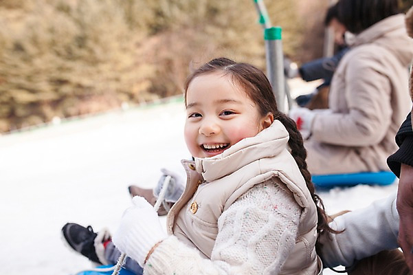 포토 JPG 주간 여자 어린이 겨울 한명 웃음 앉기 상반신 야외 앞모습 화목 한국인 가족라이프 즐거움 썰매 리프트 양평 소녀한명만 국내포토 자연요소 1 라이프스타일 계절 감정 뷰포인트 컨셉 가족 모션 표정 사람 동양인 경기도 여자한명만 소녀만 파일형식