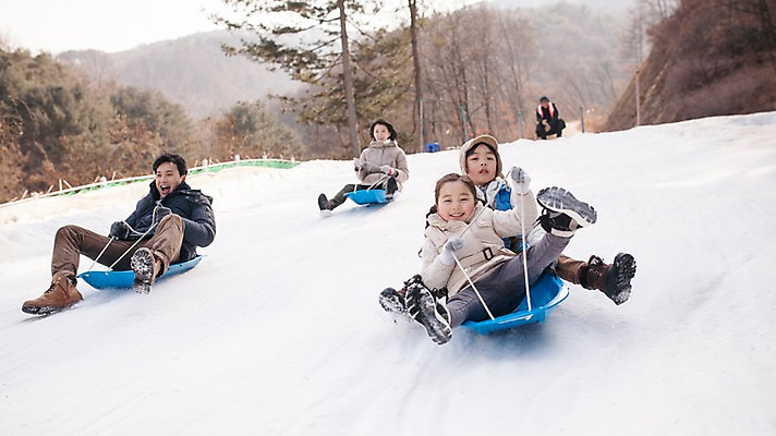 포토 JPG 주간 전신 여자 남자 딸 아들 어린이 겨울 가족 엄마 웃음 앉기 여러명 성인 야외 앞모습 30대 화목 한국인 가족라이프 아빠 즐거움 썰매 양평 국내포토 자연요소 라이프스타일 계절 감정 뷰포인트 다수 컨셉 관계 모션 표정 사람 동양인 장년 경기도 파일형식
