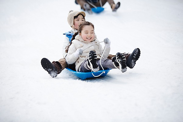 포토 JPG 주간 전신 여자 남자 어린이 겨울 가족 웃음 앉기 성인 야외 앞모습 옆모습 세명 30대 화목 한국인 가족라이프 즐거움 썰매 양평 국내포토 자연요소 라이프스타일 계절 감정 뷰포인트 컨셉 관계 모션 표정 사람 동양인 장년 경기도 파일형식
