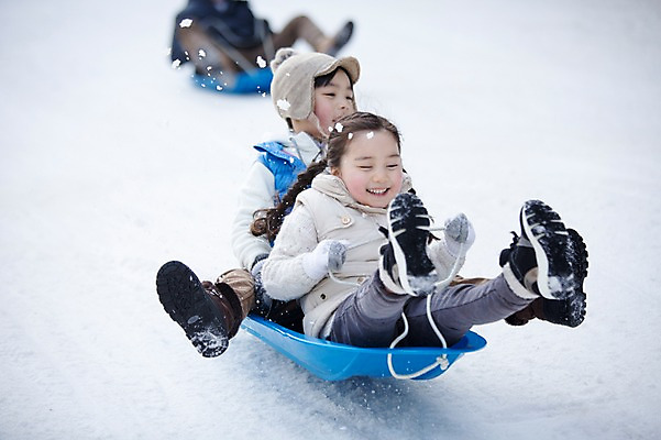 포토 JPG 주간 전신 여자 남자 어린이 겨울 가족 웃음 앉기 성인 야외 앞모습 옆모습 30대 화목 한국인 가족라이프 즐거움 썰매 양평 국내포토 자연요소 라이프스타일 계절 감정 뷰포인트 컨셉 관계 모션 표정 사람 동양인 장년 경기도 파일형식
