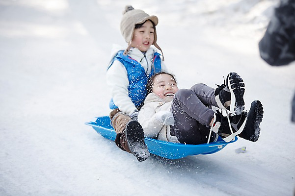 포토 JPG 주간 전신 여자 남자 어린이 겨울 가족 웃음 앉기 소녀 소년 야외 두명 앞모습 옆모습 눕기 화목 한국인 가족라이프 즐거움 썰매 양평 어린이만 국내포토 자연요소 라이프스타일 계절 감정 뷰포인트 컨셉 관계 모션 표정 사람 동양인 경기도 파일형식