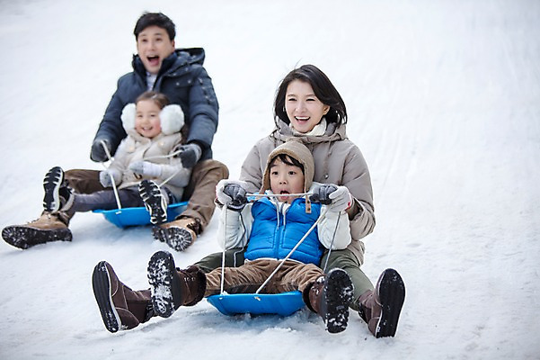 포토 JPG 주간 전신 여자 남자 딸 아들 어린이 겨울 가족 엄마 웃음 앉기 여러명 성인 야외 앞모습 아웃포커스 30대 화목 한국인 가족라이프 아빠 즐거움 썰매 양평 국내포토 자연요소 라이프스타일 계절 감정 뷰포인트 다수 컨셉 관계 모션 촬영기법 표정 사람 동양인 장년 경기도 파일형식