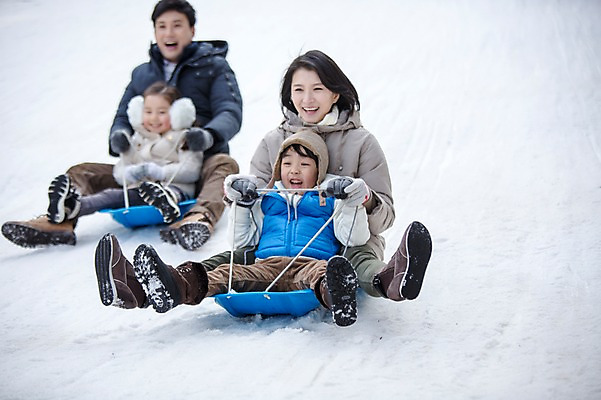 포토 JPG 주간 전신 여자 남자 딸 아들 어린이 겨울 가족 엄마 웃음 여러명 성인 야외 앞모습 아웃포커스 30대 화목 한국인 가족라이프 아빠 즐거움 썰매 양평 국내포토 자연요소 라이프스타일 계절 감정 뷰포인트 다수 컨셉 관계 촬영기법 표정 사람 동양인 장년 경기도 파일형식