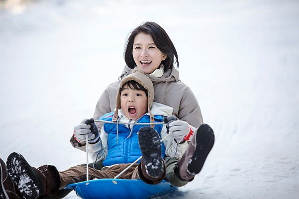 포토 JPG 주간 전신 여자 남자 아들 어린이 겨울 가족 엄마 웃음 앉기 성인 야외 두명 앞모습 30대 화목 한국인 가족라이프 즐거움 썰매 양평 국내포토 자연요소 라이프스타일 계절 감정 뷰포인트 컨셉 관계 모션 표정 사람 동양인 장년 경기도 파일형식