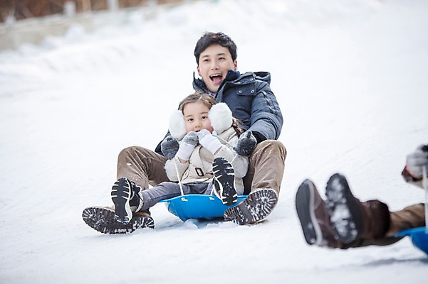 포토 JPG 주간 전신 여자 남자 딸 어린이 겨울 가족 웃음 앉기 성인 야외 두명 앞모습 30대 화목 한국인 가족라이프 아빠 즐거움 썰매 양평 부녀 국내포토 자연요소 라이프스타일 계절 감정 뷰포인트 컨셉 관계 모션 표정 사람 동양인 장년 경기도 파일형식