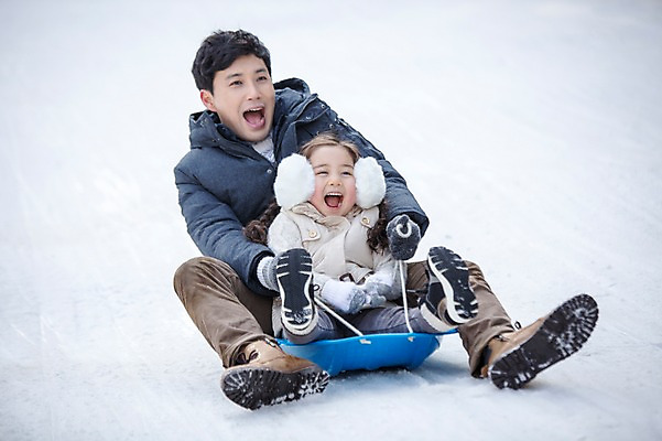 포토 JPG 주간 전신 여자 남자 딸 어린이 겨울 가족 웃음 앉기 성인 야외 두명 앞모습 30대 화목 한국인 가족라이프 아빠 즐거움 썰매 양평 부녀 국내포토 자연요소 라이프스타일 계절 감정 뷰포인트 컨셉 관계 모션 표정 사람 동양인 장년 경기도 파일형식