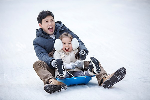 포토 JPG 주간 전신 여자 남자 딸 어린이 겨울 가족 웃음 앉기 성인 야외 두명 앞모습 30대 화목 한국인 가족라이프 아빠 즐거움 썰매 양평 국내포토 자연요소 라이프스타일 계절 감정 뷰포인트 컨셉 관계 모션 표정 사람 동양인 장년 경기도 파일형식