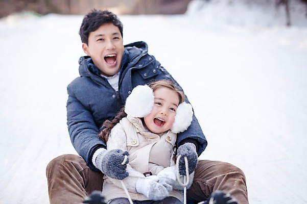 포토 JPG 주간 여자 남자 딸 어린이 겨울 가족 웃음 앉기 상반신 성인 야외 두명 앞모습 30대 화목 한국인 가족라이프 아빠 즐거움 썰매 양평 부녀 국내포토 자연요소 라이프스타일 계절 감정 뷰포인트 컨셉 관계 모션 표정 사람 동양인 장년 경기도 파일형식