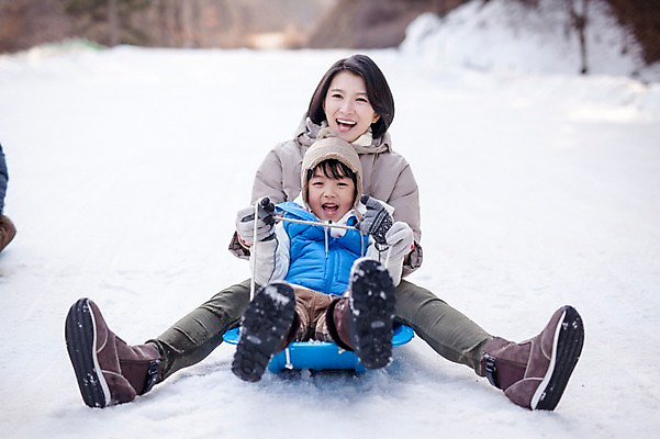 포토 JPG 주간 전신 여자 남자 아들 어린이 겨울 가족 엄마 웃음 앉기 성인 야외 두명 앞모습 30대 화목 한국인 가족라이프 즐거움 썰매 양평 국내포토 자연요소 라이프스타일 계절 감정 뷰포인트 컨셉 관계 모션 표정 사람 동양인 장년 경기도 파일형식