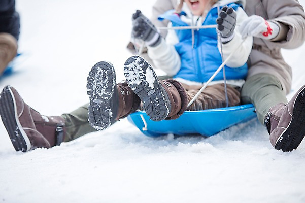 포토 JPG 주간 여자 남자 아들 어린이 신발 겨울 가족 웃음 앉기 성인 야외 두명 앞모습 아웃포커스 30대 화목 한국인 하반신 눈 가족라이프 아빠 썰매 양평 국내포토 자연요소 라이프스타일 계절 뷰포인트 컨셉 관계 모션 날씨 촬영기법 표정 사람 동양인 장년 경기도 파일형식
