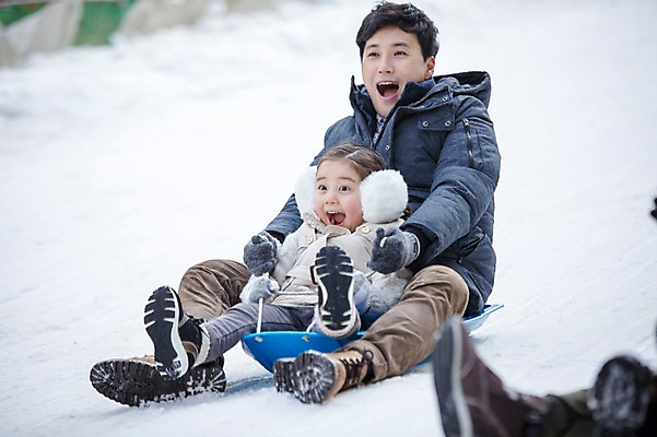 포토 JPG 주간 전신 여자 남자 딸 어린이 겨울 가족 웃음 앉기 성인 야외 두명 앞모습 30대 화목 한국인 가족라이프 아빠 즐거움 썰매 양평 부녀 국내포토 자연요소 라이프스타일 계절 감정 뷰포인트 컨셉 관계 모션 표정 사람 동양인 장년 경기도 파일형식