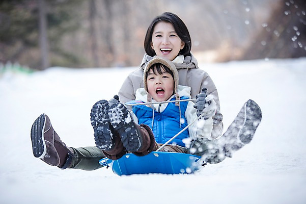 포토 JPG 주간 전신 여자 남자 아들 어린이 겨울 가족 엄마 웃음 성인 야외 두명 앞모습 30대 화목 한국인 가족라이프 즐거움 썰매 양평 국내포토 자연요소 라이프스타일 계절 감정 뷰포인트 컨셉 관계 표정 사람 동양인 장년 경기도 파일형식