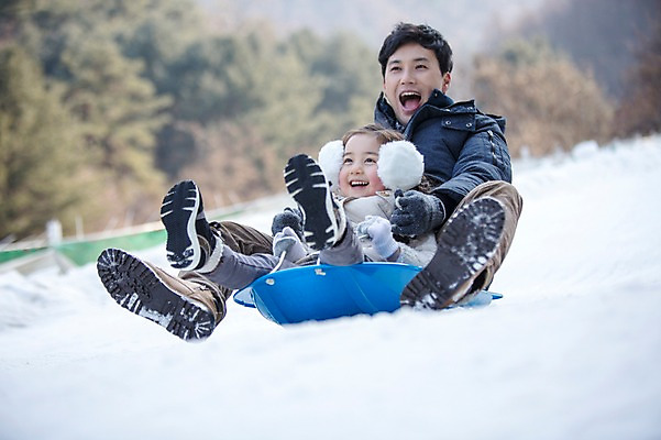 포토 JPG 주간 전신 여자 남자 어린이 겨울 가족 웃음 앉기 성인 야외 두명 앞모습 30대 화목 한국인 가족라이프 아빠 즐거움 썰매 양평 국내포토 자연요소 라이프스타일 계절 감정 뷰포인트 컨셉 관계 모션 표정 사람 동양인 장년 경기도 파일형식