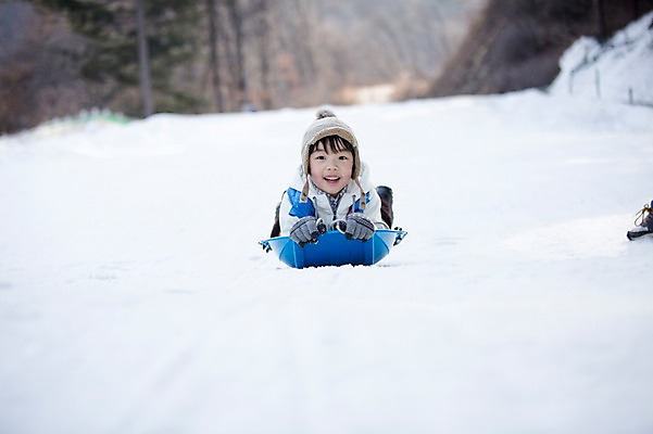 포토 JPG 주간 남자 어린이 엎드리기 겨울 한명 웃음 상반신 야외 앞모습 화목 한국인 가족라이프 즐거움 썰매 양평 소년한명만 국내포토 자연요소 1 라이프스타일 계절 감정 뷰포인트 컨셉 가족 모션 표정 사람 동양인 경기도 남자한명만 소년만 파일형식