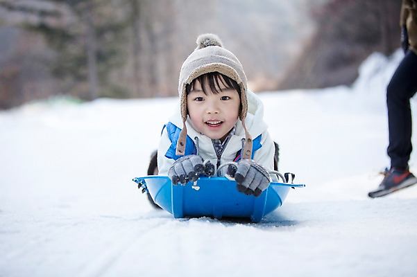포토 JPG 주간 남자 어린이 엎드리기 겨울 한명 웃음 상반신 야외 앞모습 화목 한국인 가족라이프 즐거움 썰매 양평 소년한명만 국내포토 자연요소 1 라이프스타일 계절 감정 뷰포인트 컨셉 가족 모션 표정 사람 동양인 경기도 남자한명만 소년만 파일형식