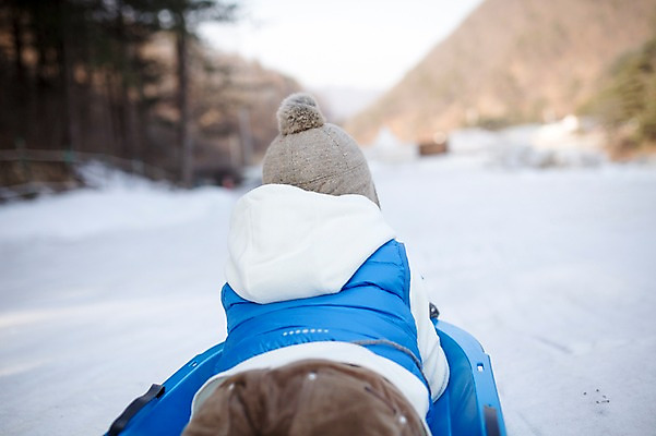 포토 JPG 주간 남자 어린이 엎드리기 겨울 한명 상반신 야외 뒷모습 화목 한국인 가족라이프 썰매 양평 소년한명만 국내포토 자연요소 1 라이프스타일 계절 뷰포인트 컨셉 가족 모션 사람 동양인 경기도 남자한명만 소년만 파일형식