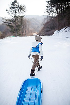 포토 JPG 주간 전신 남자 어린이 겨울 한명 야외 뒷모습 걷기 화목 한국인 가족라이프 당기기 썰매 양평 소년한명만 국내포토 자연요소 1 라이프스타일 계절 뷰포인트 컨셉 가족 모션 사람 동양인 경기도 남자한명만 소년만 파일형식