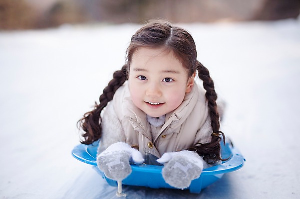 포토 JPG 주간 여자 어린이 엎드리기 겨울 한명 웃음 상반신 야외 앞모습 화목 한국인 가족라이프 썰매 양평 소녀한명만 국내포토 자연요소 1 라이프스타일 계절 뷰포인트 컨셉 가족 모션 표정 사람 동양인 경기도 여자한명만 소녀만 파일형식