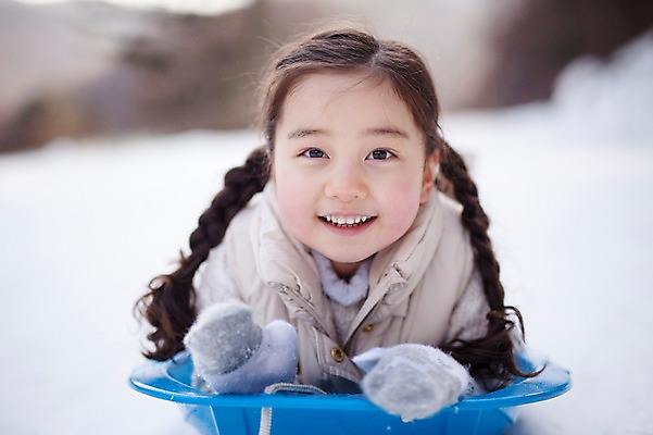 포토 JPG 주간 여자 어린이 엎드리기 겨울 한명 웃음 상반신 야외 앞모습 화목 한국인 가족라이프 즐거움 썰매 양평 소녀한명만 국내포토 자연요소 1 라이프스타일 계절 감정 뷰포인트 컨셉 가족 모션 표정 사람 동양인 경기도 여자한명만 소녀만 파일형식