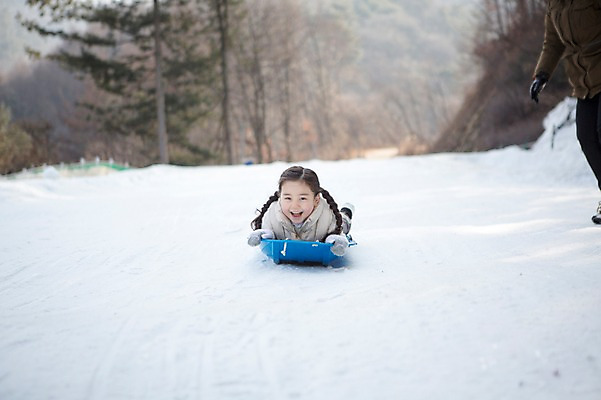 포토 JPG 주간 여자 어린이 엎드리기 겨울 한명 웃음 상반신 야외 앞모습 화목 한국인 가족라이프 즐거움 썰매 양평 소녀한명만 국내포토 자연요소 1 라이프스타일 계절 감정 뷰포인트 컨셉 가족 모션 표정 사람 동양인 경기도 여자한명만 소녀만 파일형식