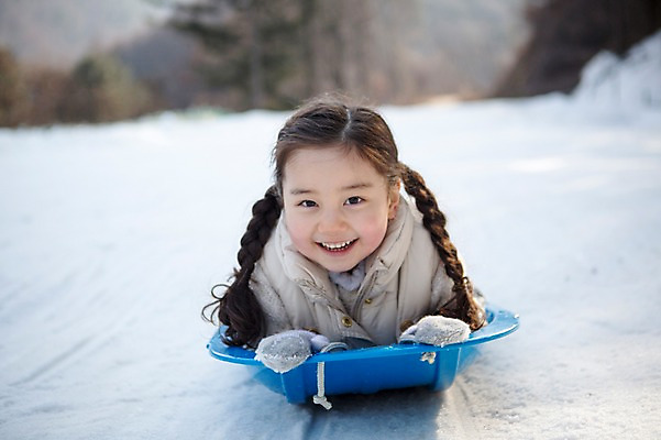 포토 JPG 주간 여자 어린이 엎드리기 겨울 한명 웃음 상반신 야외 앞모습 화목 한국인 가족라이프 즐거움 썰매 양평 소녀한명만 국내포토 자연요소 1 라이프스타일 계절 감정 뷰포인트 컨셉 가족 모션 표정 사람 동양인 경기도 여자한명만 소녀만 파일형식