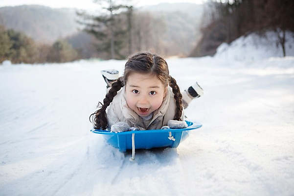 포토 JPG 주간 여자 어린이 엎드리기 겨울 한명 웃음 상반신 야외 앞모습 화목 한국인 가족라이프 즐거움 썰매 양평 소녀한명만 국내포토 자연요소 1 라이프스타일 계절 감정 뷰포인트 컨셉 가족 모션 표정 사람 동양인 경기도 여자한명만 소녀만 파일형식