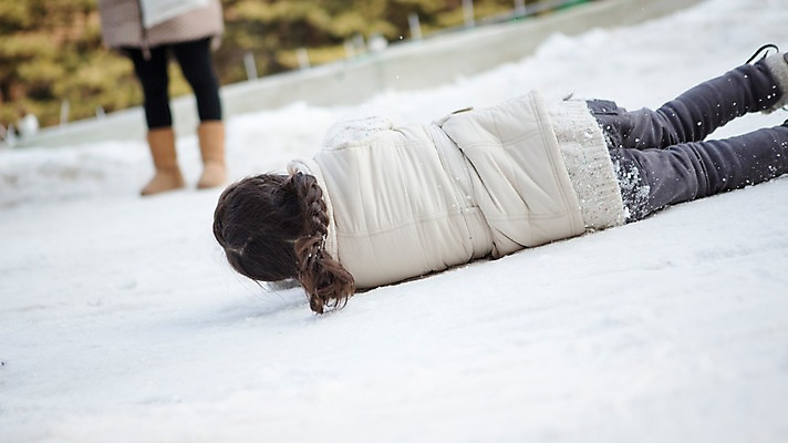 포토 JPG 주간 전신 여자 어린이 겨울 웃음 성인 야외 두명 뒷모습 눕기 화목 한국인 하반신 가족라이프 즐거움 구르기 양평 국내포토 자연요소 라이프스타일 계절 감정 뷰포인트 컨셉 가족 모션 표정 사람 동양인 경기도 파일형식