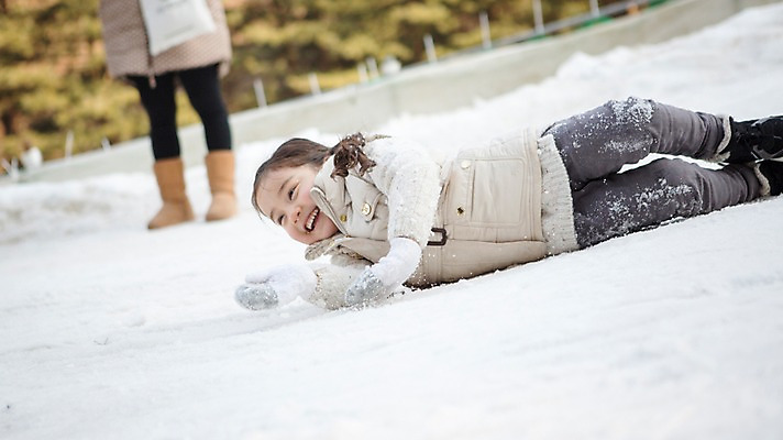 포토 JPG 주간 전신 여자 어린이 겨울 한명 웃음 야외 옆모습 눕기 화목 한국인 가족라이프 즐거움 구르기 양평 소녀한명만 국내포토 자연요소 1 라이프스타일 계절 감정 뷰포인트 컨셉 가족 모션 표정 사람 동양인 경기도 여자한명만 소녀만 파일형식