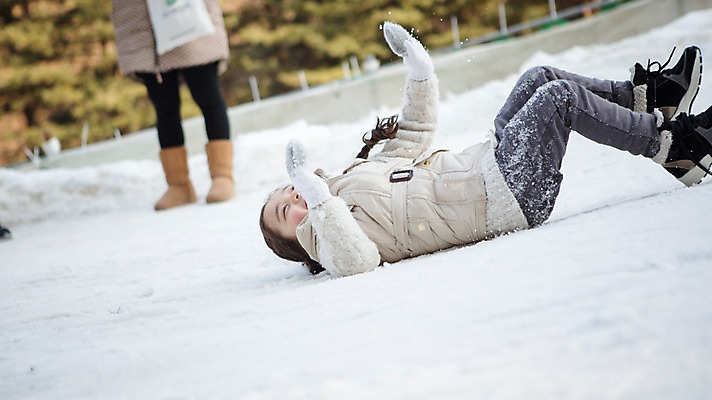 포토 JPG 주간 전신 여자 어린이 겨울 웃음 성인 야외 두명 옆모습 눕기 화목 한국인 하반신 가족라이프 즐거움 구르기 양평 국내포토 자연요소 라이프스타일 계절 감정 뷰포인트 컨셉 가족 모션 표정 사람 동양인 경기도 파일형식