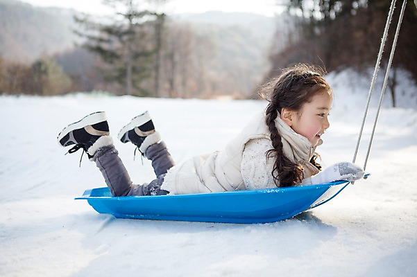 포토 JPG 주간 전신 여자 어린이 엎드리기 겨울 한명 웃음 야외 옆모습 화목 한국인 가족라이프 즐거움 썰매 양평 소녀한명만 국내포토 자연요소 1 라이프스타일 계절 감정 뷰포인트 컨셉 가족 모션 표정 사람 동양인 경기도 여자한명만 소녀만 파일형식