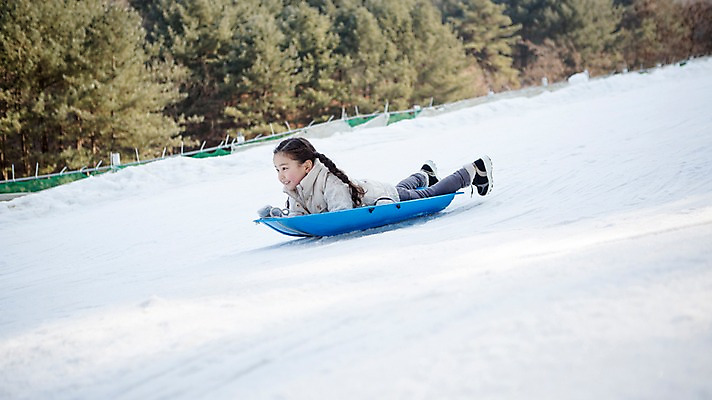 포토 JPG 주간 전신 여자 어린이 겨울 한명 웃음 야외 옆모습 화목 한국인 가족라이프 썰매 양평 소녀한명만 국내포토 자연요소 1 라이프스타일 계절 뷰포인트 컨셉 가족 표정 사람 동양인 경기도 여자한명만 소녀만 파일형식