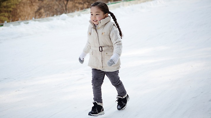 포토 JPG 주간 전신 여자 어린이 겨울 한명 웃음 야외 앞모습 걷기 화목 한국인 가족라이프 즐거움 양평 소녀한명만 국내포토 자연요소 1 라이프스타일 계절 감정 뷰포인트 컨셉 가족 모션 표정 사람 동양인 경기도 여자한명만 소녀만 파일형식