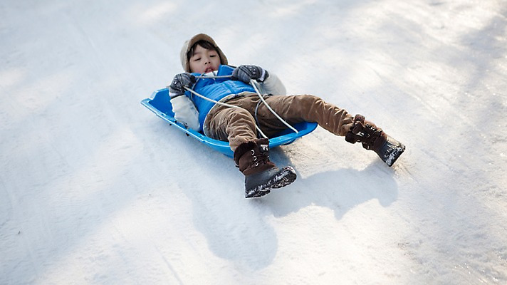 포토 JPG 주간 전신 남자 어린이 겨울 한명 야외 앞모습 눕기 화목 한국인 가족라이프 썰매 양평 소년한명만 국내포토 자연요소 1 라이프스타일 계절 뷰포인트 컨셉 가족 모션 사람 동양인 경기도 남자한명만 소년만 파일형식