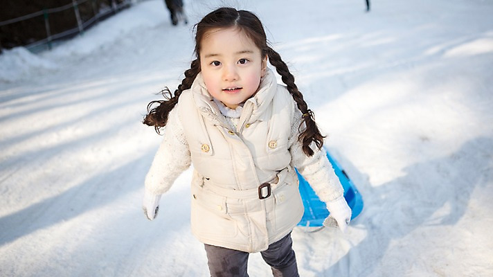 포토 JPG 주간 전신 여자 어린이 겨울 한명 웃음 야외 앞모습 걷기 화목 한국인 가족라이프 당기기 즐거움 썰매 양평 소녀한명만 국내포토 자연요소 1 라이프스타일 계절 감정 뷰포인트 컨셉 가족 모션 표정 사람 동양인 경기도 여자한명만 소녀만 파일형식