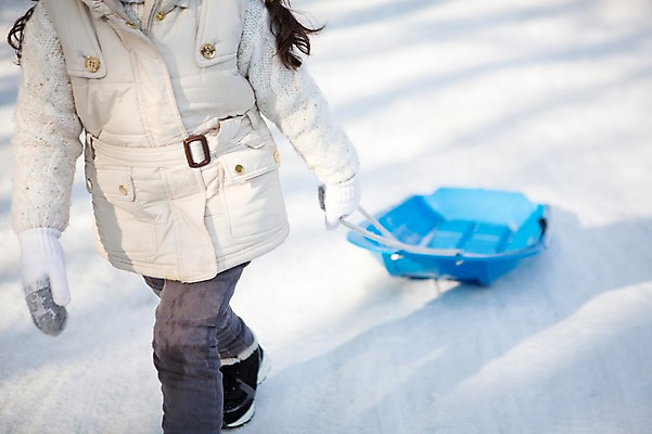포토 JPG 주간 전신 여자 어린이 겨울 한명 야외 앞모습 아웃포커스 걷기 화목 한국인 가족라이프 당기기 썰매 양평 소녀한명만 국내포토 자연요소 1 라이프스타일 계절 뷰포인트 컨셉 가족 모션 촬영기법 사람 동양인 경기도 여자한명만 소녀만 파일형식