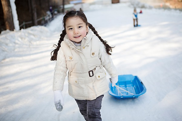 포토 JPG 주간 전신 여자 어린이 겨울 한명 웃음 야외 앞모습 걷기 화목 한국인 가족라이프 당기기 즐거움 썰매 양평 소녀한명만 국내포토 자연요소 1 라이프스타일 계절 감정 뷰포인트 컨셉 가족 모션 표정 사람 동양인 경기도 여자한명만 소녀만 파일형식