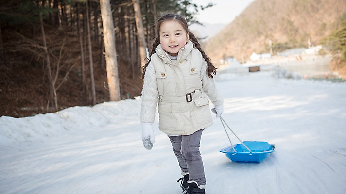 포토 JPG 주간 전신 여자 어린이 겨울 한명 웃음 야외 앞모습 걷기 화목 한국인 가족라이프 당기기 즐거움 썰매 양평 소녀한명만 국내포토 자연요소 1 라이프스타일 계절 감정 뷰포인트 컨셉 가족 모션 표정 사람 동양인 경기도 여자한명만 소녀만 파일형식