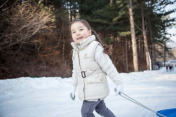 포토 JPG 주간 전신 여자 어린이 겨울 한명 웃음 야외 앞모습 걷기 화목 한국인 가족라이프 당기기 즐거움 썰매 양평 소녀한명만 국내포토 자연요소 1 라이프스타일 계절 감정 뷰포인트 컨셉 가족 모션 표정 사람 동양인 경기도 여자한명만 소녀만 파일형식