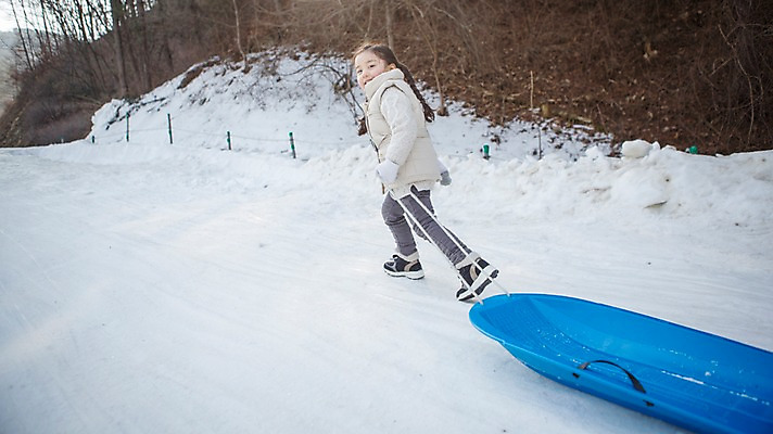 포토 JPG 주간 전신 여자 어린이 겨울 한명 웃음 야외 옆모습 걷기 화목 한국인 가족라이프 당기기 즐거움 썰매 양평 소녀한명만 국내포토 자연요소 1 라이프스타일 계절 감정 뷰포인트 컨셉 가족 모션 표정 사람 동양인 경기도 여자한명만 소녀만 파일형식