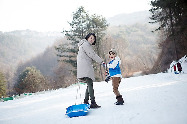 포토 JPG 주간 전신 여자 남자 아들 어린이 겨울 가족 엄마 웃음 성인 야외 두명 앞모습 옆모습 30대 걷기 화목 한국인 가족라이프 당기기 썰매 양평 국내포토 자연요소 라이프스타일 계절 뷰포인트 컨셉 관계 모션 표정 사람 동양인 장년 경기도 파일형식